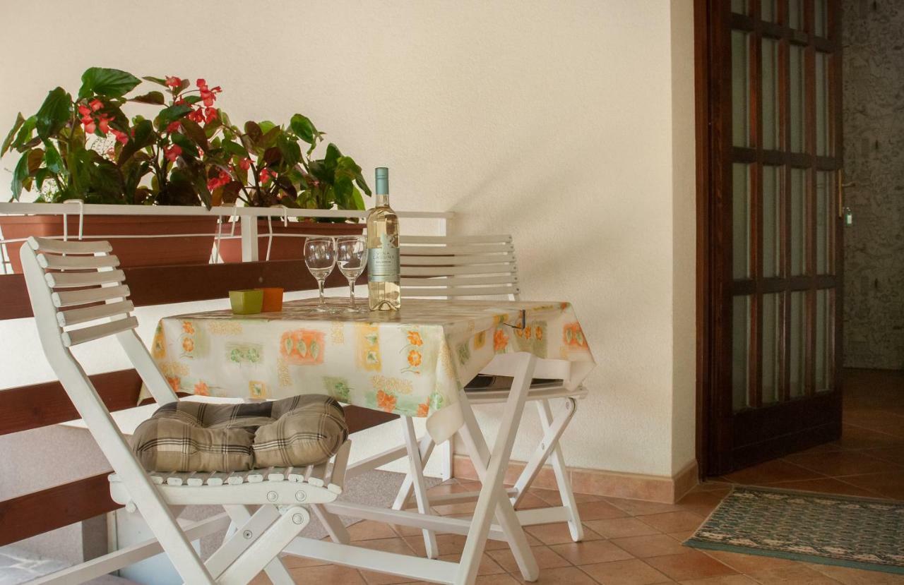 Studio And Apartment Nadia With Garden Porec Esterno foto
